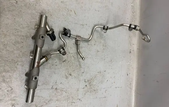 Audi Q7 4M Fuel main line pipe 06E130089AE
