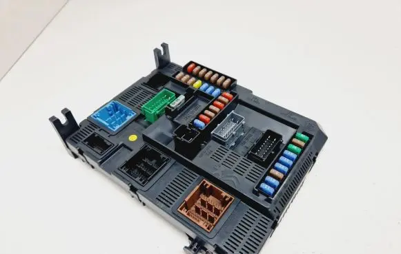 Peugeot 308 BSM Control unit 9807054180