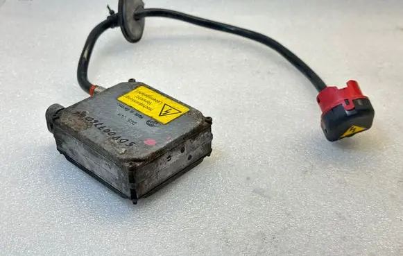 Volkswagen PASSAT B5.5 Headlight ballast module Xenon 5DV00776061 5DV0077620