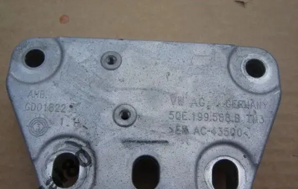Volkswagen Golf VII Engine mount bracket