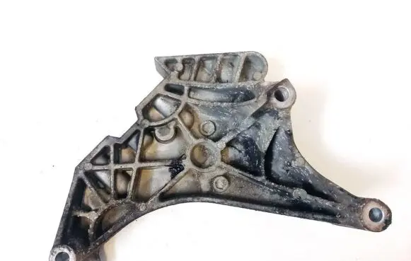 Engine mounting bracket