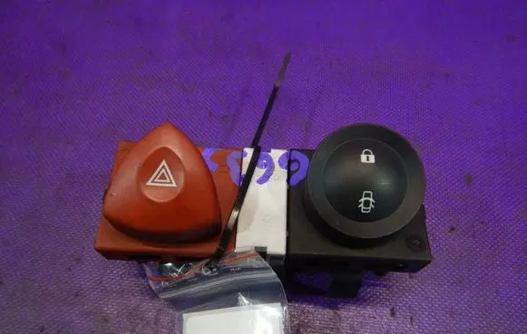 Renault Megane II Hazard light switch 