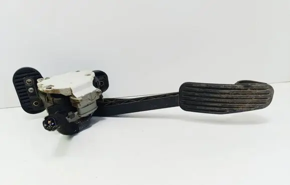 Accelerator throttle pedal
