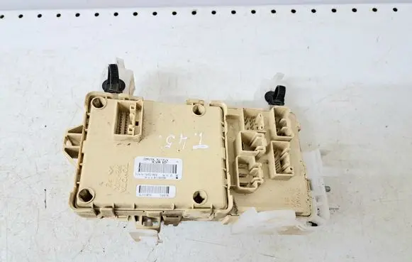 Toyota Corolla Verso AR10 Fuse module 892210F010