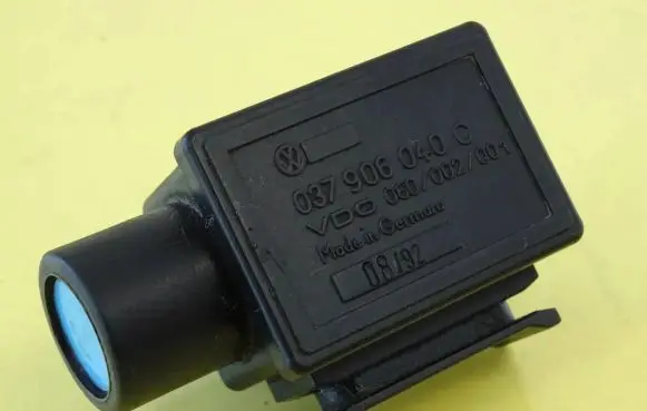 Volkswagen PASSAT B3 Intake air temperature sensor 037906040C