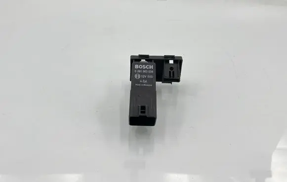 Volkswagen PASSAT B6 Glow plug pre-heat relay 038907281D