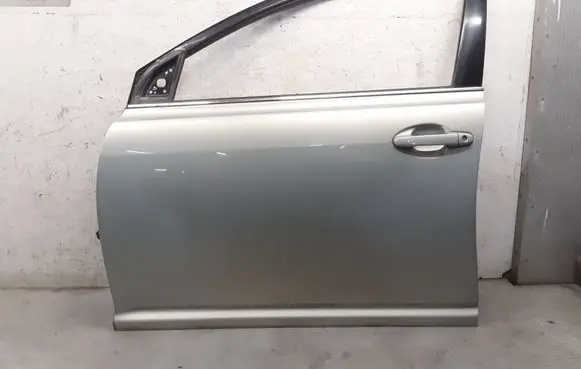 Toyota Avensis T250 Front door