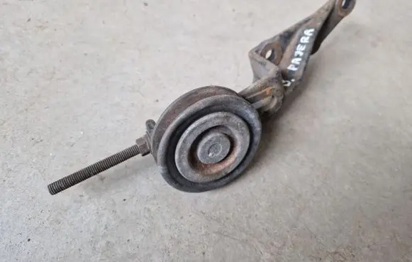 Mitsubishi Pajero Sport I Generator/alternator belt tensioner