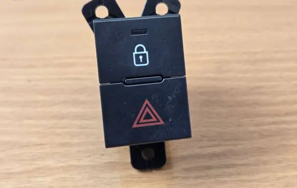 Hyundai i20 (BC3 BI3) Hazard light switch 93790Q0900