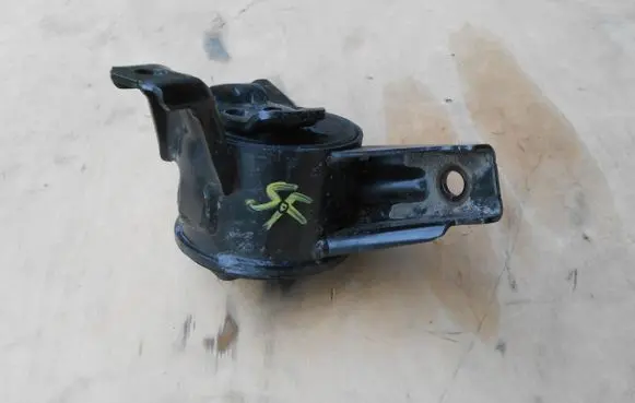 Hyundai Santa Fe Engine mounting bracket