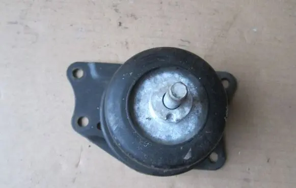 Engine mount bracket