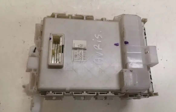 Toyota Auris 150 Fuse module 8273002120A 08027J02