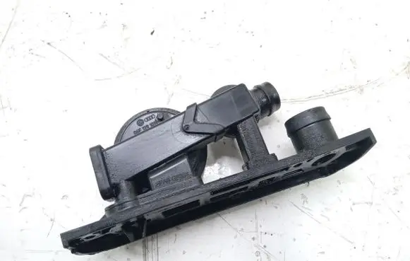 Skoda Octavia Mk2 (1Z) Oil breather separator 06F129101N