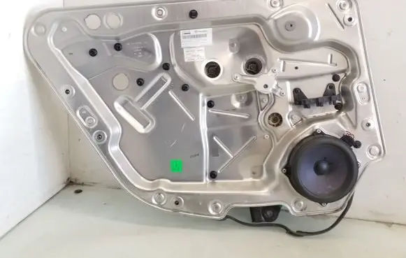 Rear window lifting mechanism without motor