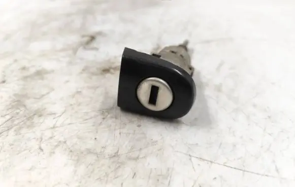 Volkswagen Bora Front door lock (next to the handle) 