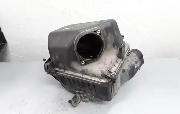 KIA Carens II Air filter box 281101D300