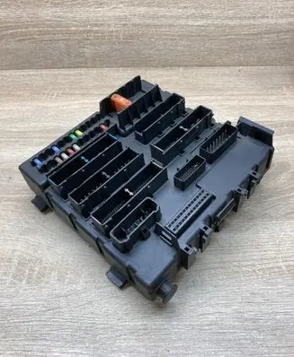 Opel Vectra C Fuse module 13205779 519167001