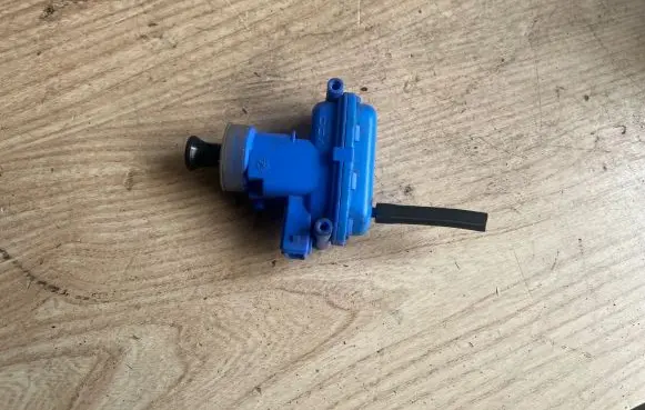 Audi 80 90 B3 Central locking vacuum pump 893862153C