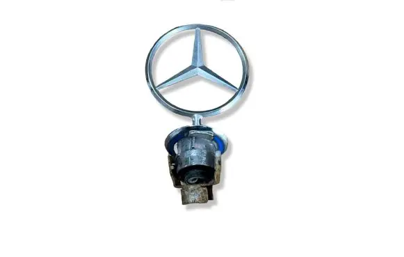 Mercedes-Benz E W211 Manufacturer badge logo/emblem A2218800086