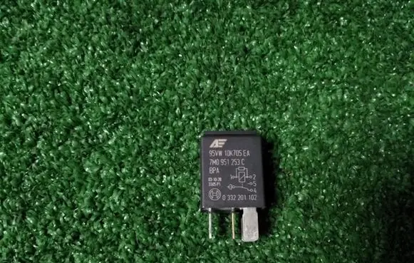 Volkswagen Golf IV Other relay 7M0951253C 95VW10K705EA 0332201102