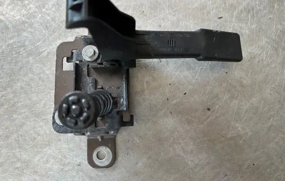 Renault Espace III Engine bonnet/hood lock/catch 651300006R 651300006RC