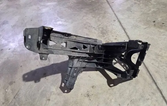 Headlight/headlamp mounting bracket