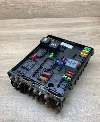 Volkswagen Golf V Fuse module 1K0937124K