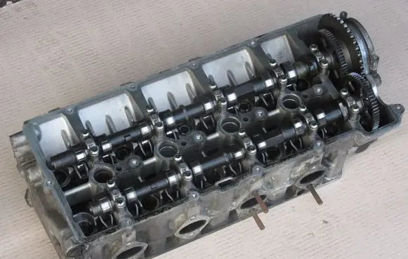 BMW 7 E38 Engine head 2248217