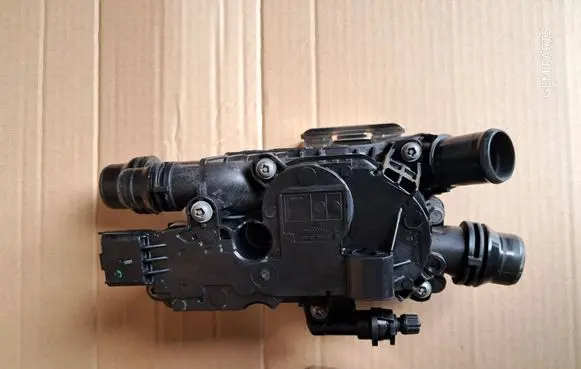 Peugeot 2008 I Thermostat housing 9803549480