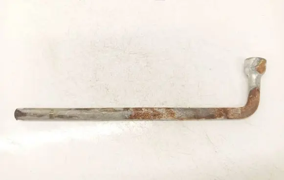 Volkswagen Golf VI Wheel nut wrench