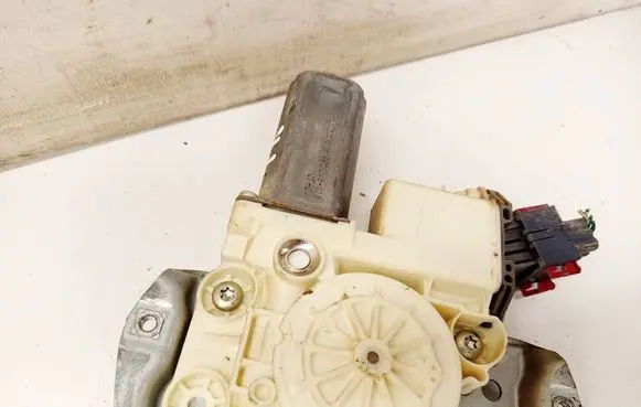 Toyota Avensis T250 Front door window regulator motor 6982005050