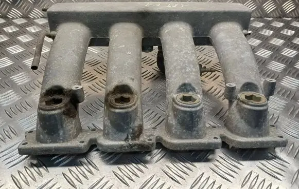Volkswagen PASSAT B5.5 Intake manifold 06B133223D