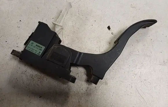 Accelerator throttle pedal