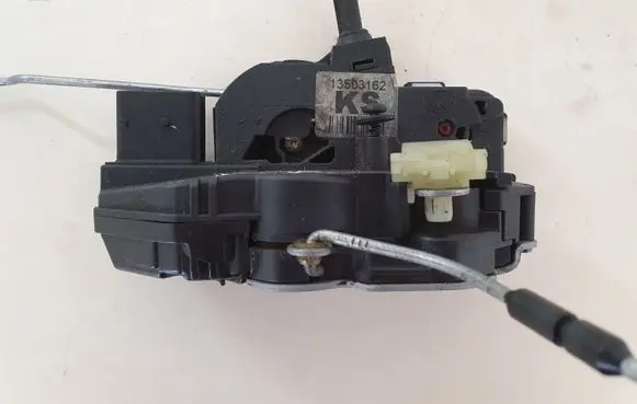 Opel Insignia A Front door lock 13503162