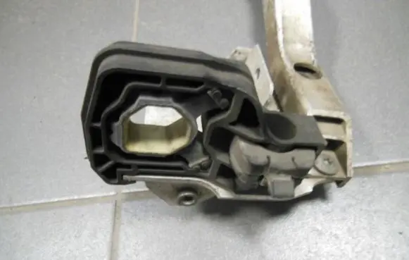 BMW 5 F10 F11 Radiator mount bracket 7186513