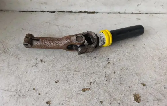 Chevrolet Camaro Steering column universal joint 84246536 829948368