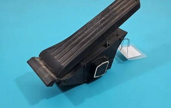 Accelerator throttle pedal