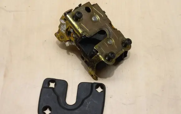 Renault Kangoo I Front door lock 8200727504