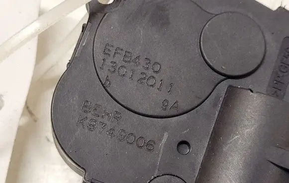 Audi A4 S4 B8 8K Air flap motor/actuator EFB430 K9749006