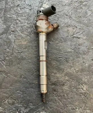 Volkswagen PASSAT B8 Fuel injector 04L130277A