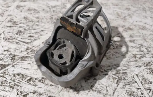 Audi A5 Engine mount bracket 782215150182