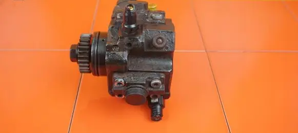 Renault Trafic III (X82) Fuel injection high pressure pump 7835682 R9M413