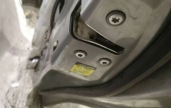 Suzuki Swift I Rear door lock