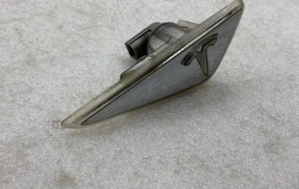 Front fender indicator light