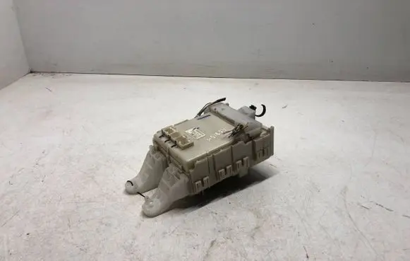 Toyota Auris 150 Fuse module 8273002140A 02107F05