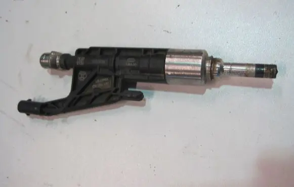 BMW 2 Active Tourer U06 Fuel injector 7639990