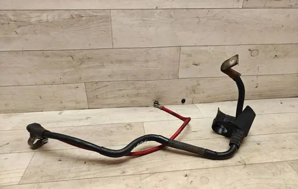 Volkswagen Touran I Positive cable (battery) 