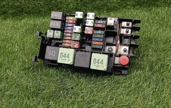 Volkswagen Jetta VI Fuse module 5C0937819K