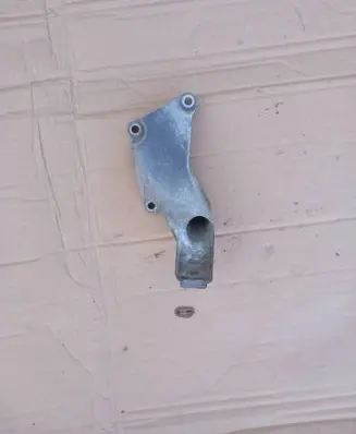 Engine mounting bracket