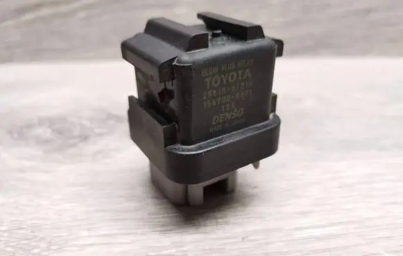 Toyota Avensis Verso Glow plug pre-heat relay 2861067010 1567000671